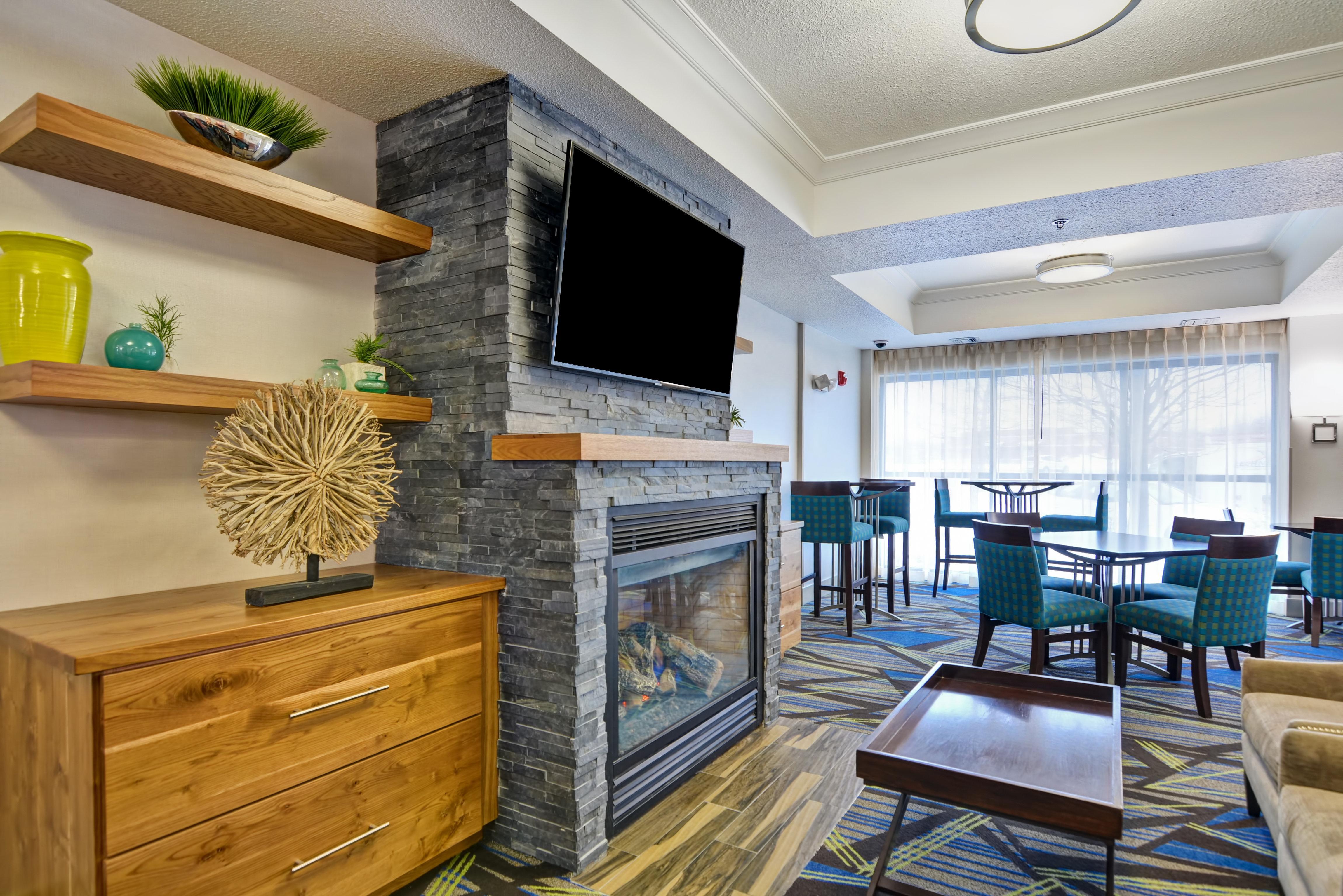 Holiday Inn Express Hotel & Suites Milwaukee-New Berlin By Ihg Ngoại thất bức ảnh