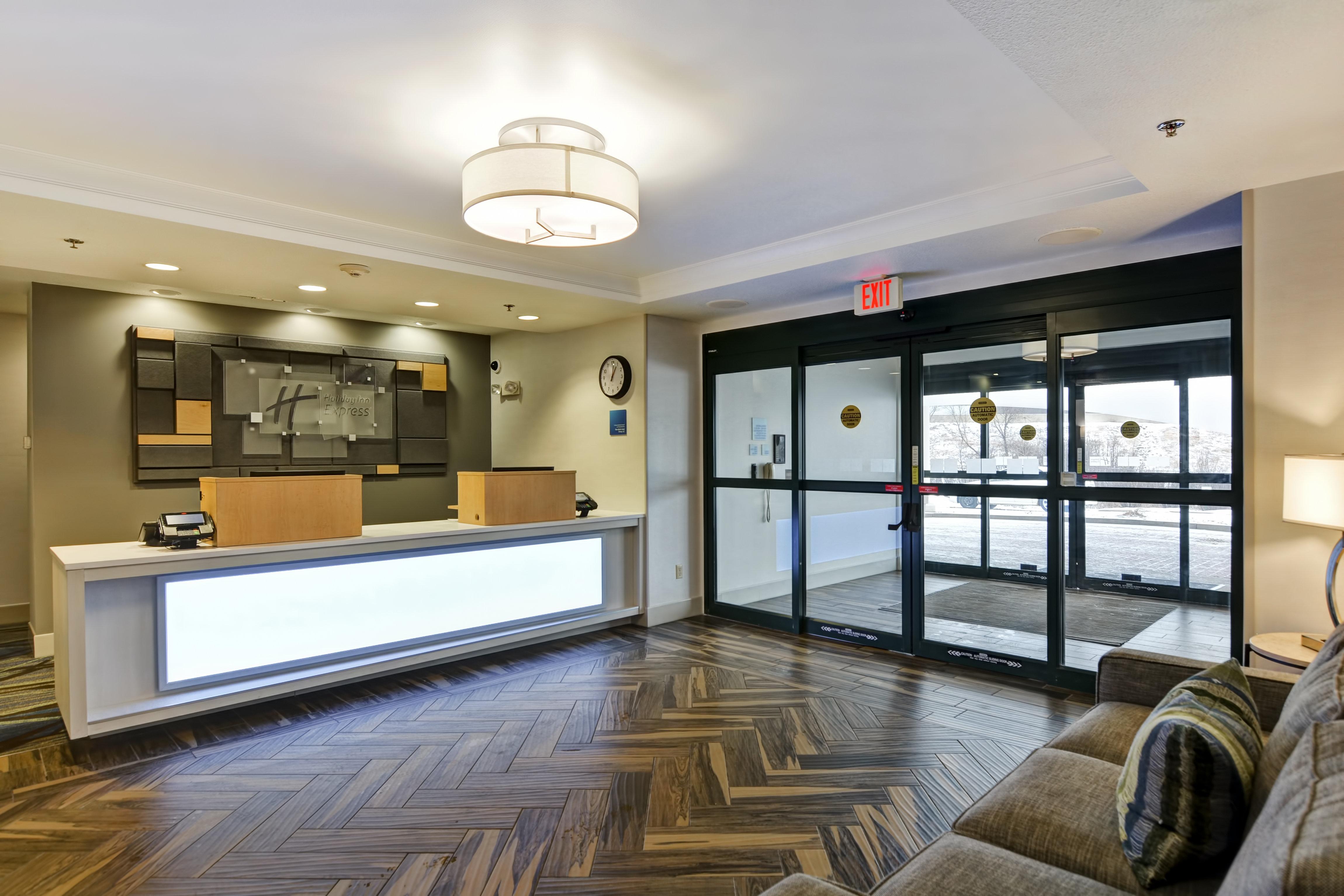 Holiday Inn Express Hotel & Suites Milwaukee-New Berlin By Ihg Ngoại thất bức ảnh