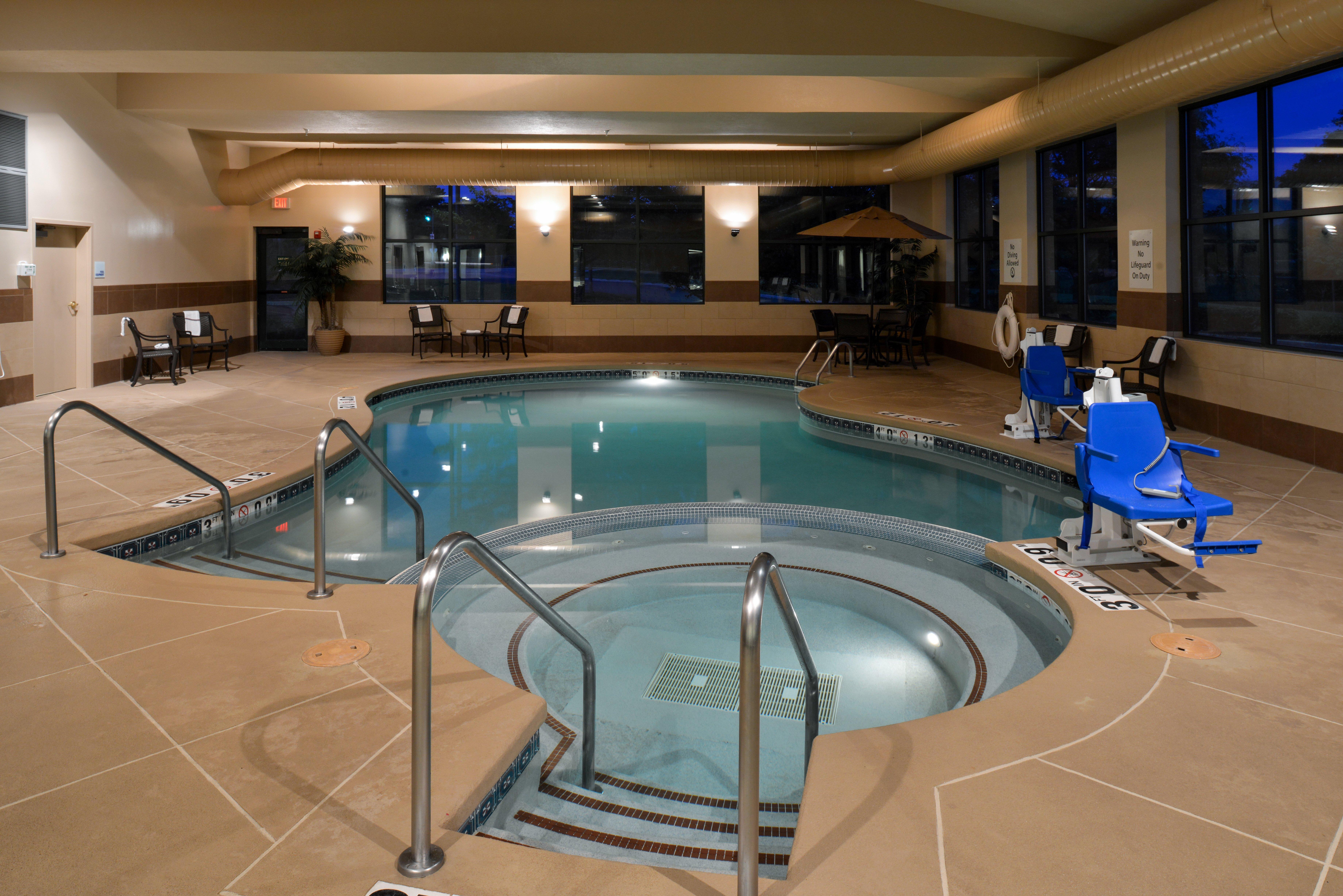 Holiday Inn Express Hotel & Suites Milwaukee-New Berlin By Ihg Ngoại thất bức ảnh