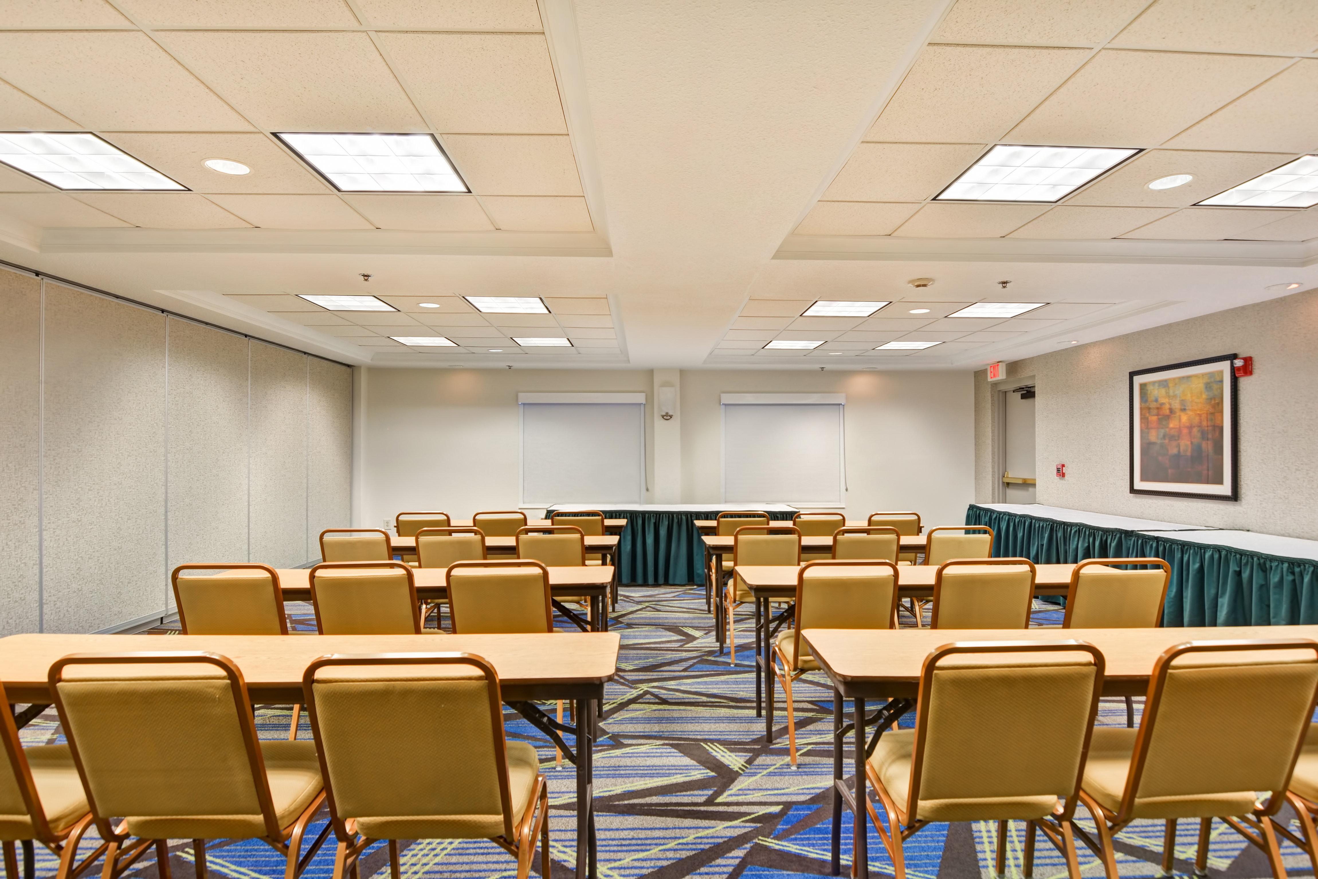Holiday Inn Express Hotel & Suites Milwaukee-New Berlin By Ihg Ngoại thất bức ảnh