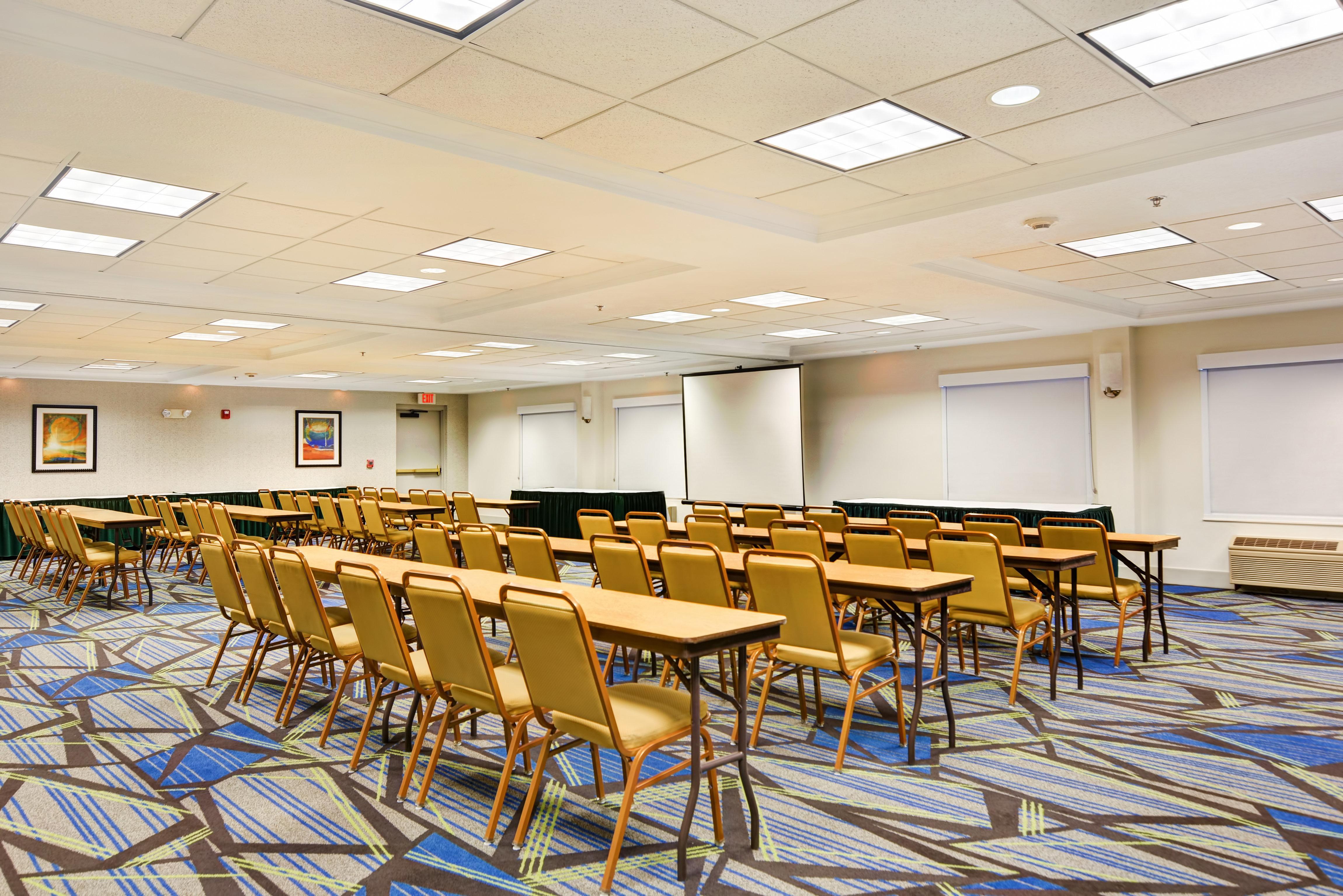 Holiday Inn Express Hotel & Suites Milwaukee-New Berlin By Ihg Ngoại thất bức ảnh