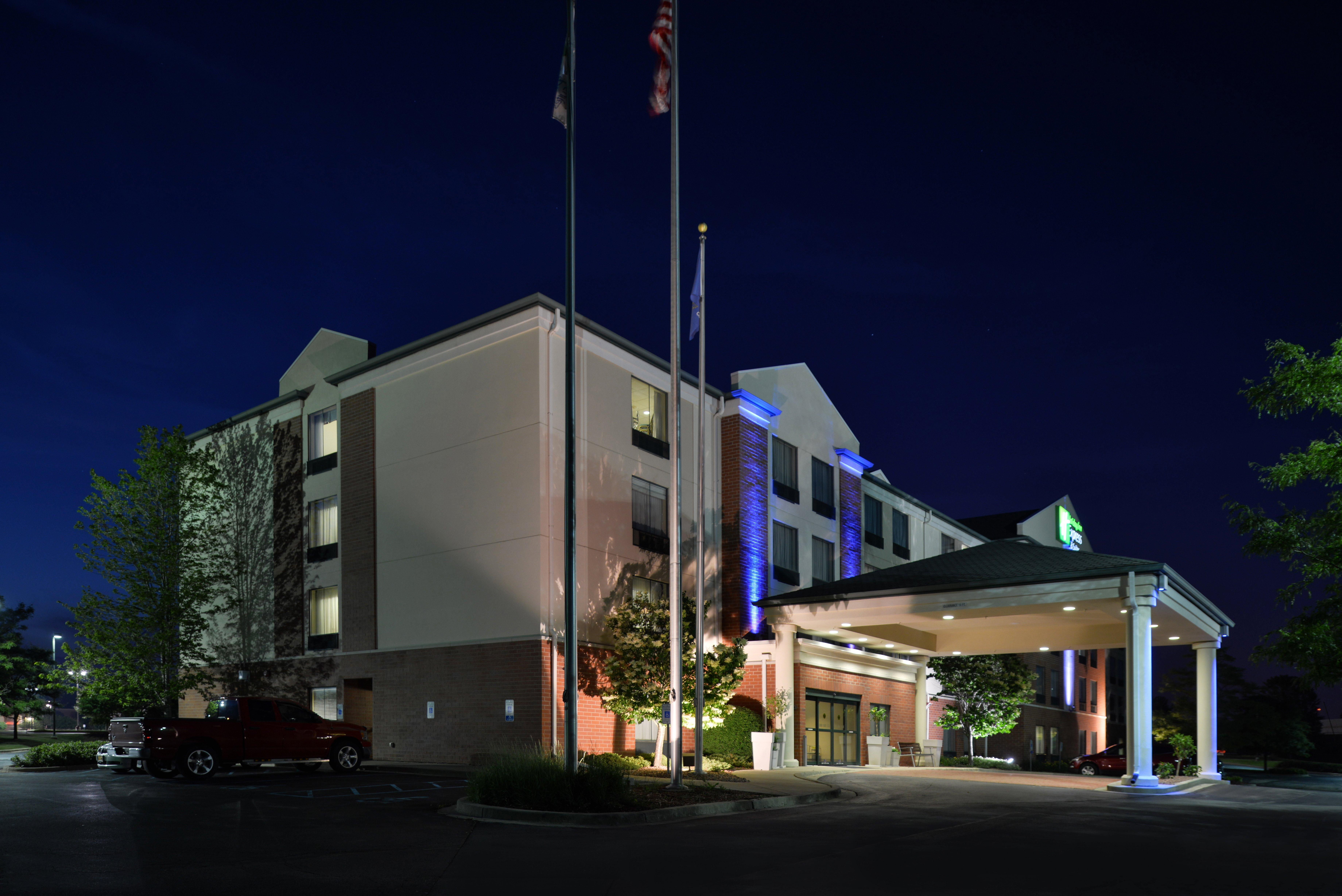 Holiday Inn Express Hotel & Suites Milwaukee-New Berlin By Ihg Ngoại thất bức ảnh